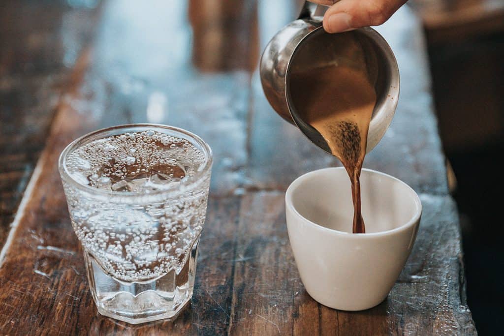 Why water is better for your vitality than coffee and tea 