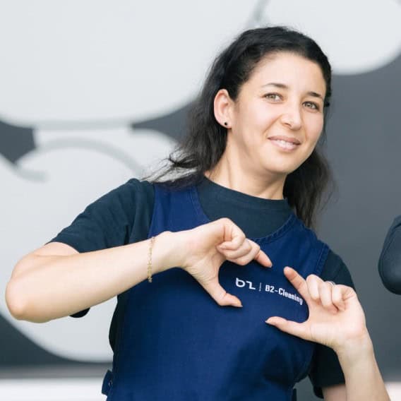 B2-Cleaning employee