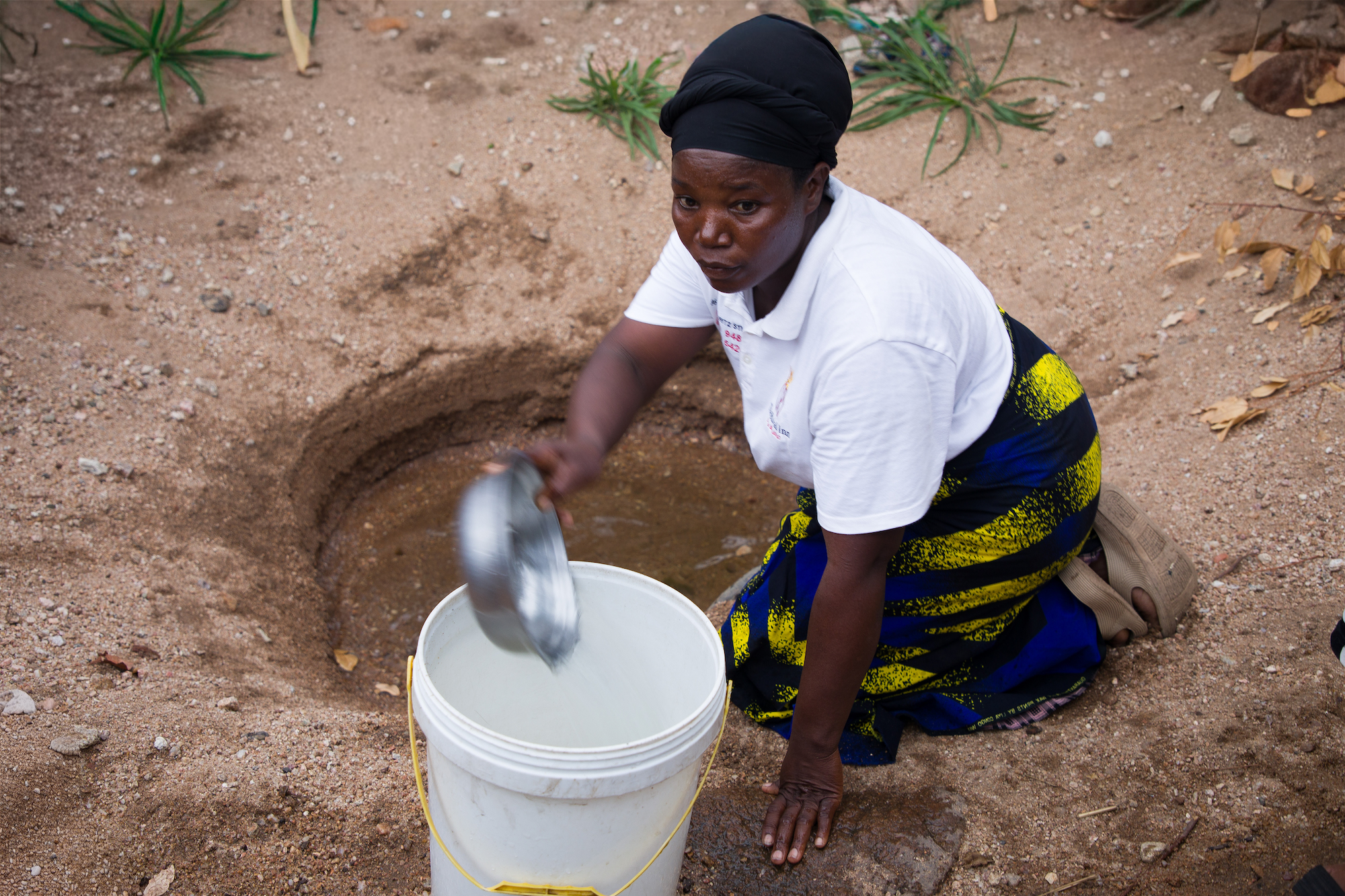 Water halen van een onverbeterde bron rivier